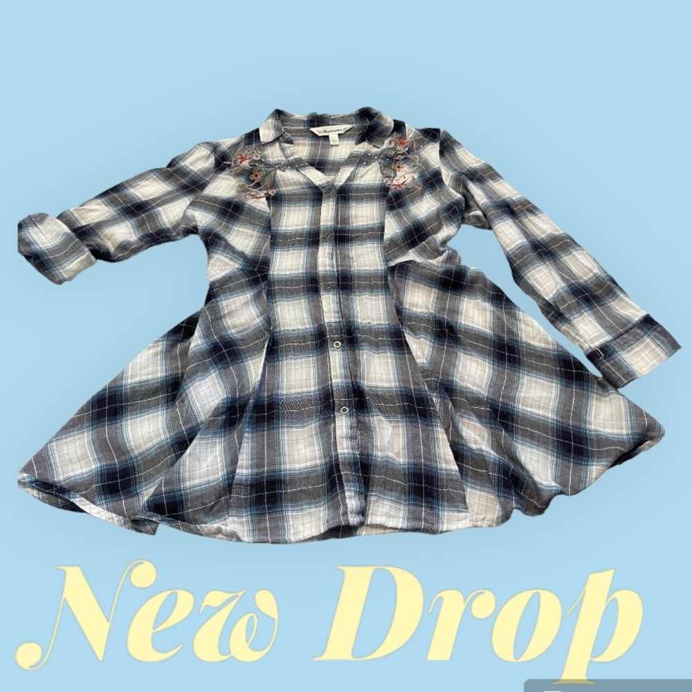 EUC. Women’s Plaid Embroidered Button Front Blouse. Roll Tab Sleeves. Size L.